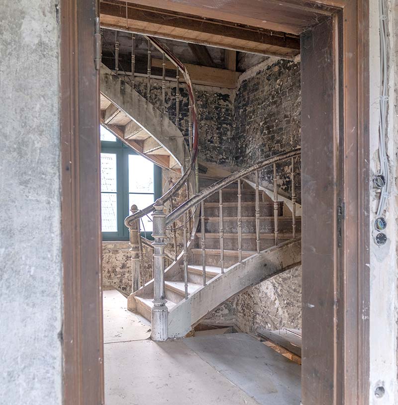 Ein schöner alter Treppenaufgang im Stationsgebäude erwacht wieder zum Leben