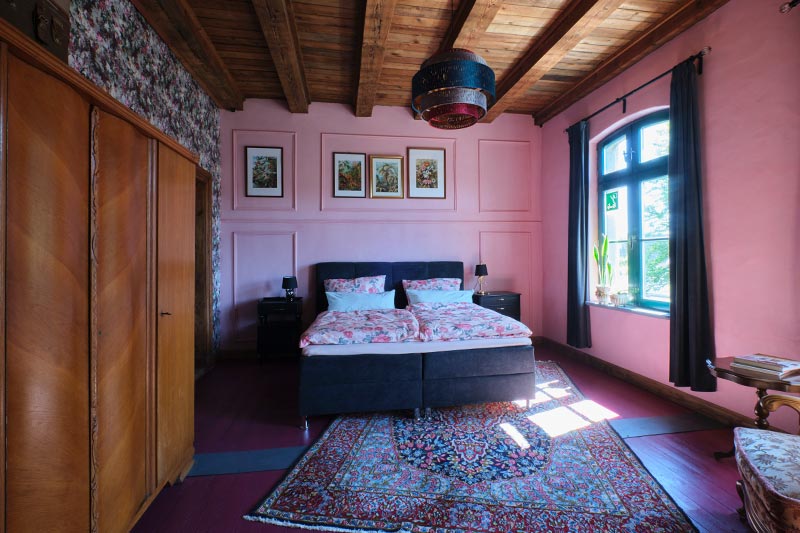 Das rosa Schlafzimmer im Stationsgebäude Wallsbüll